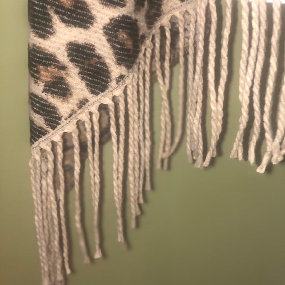 Leopard Poncho - Picture 3 of 3